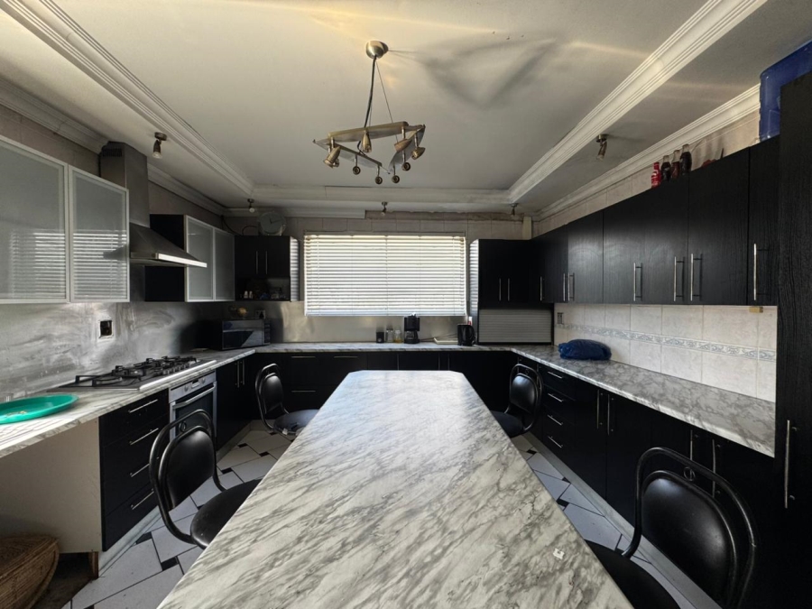 6 Bedroom Property for Sale in Tuscany Glen Western Cape